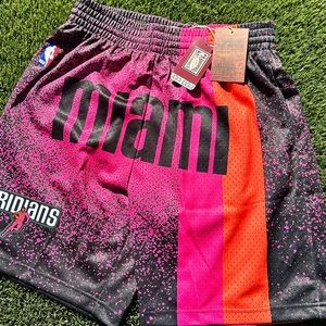 Miami Heat Retro NBA Swingman Mitchell & Ness Shorts Size Medium NWT